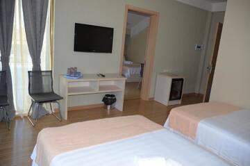 Фото номера Стандартный четырехместный номер Отель Legacy Hotel г. Батуми 4