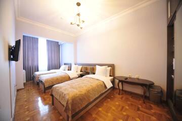 Фото номера Семейный номер с видом на сад Гостевой дом Globus Hostel and Guest House Batumi г. Батуми 6