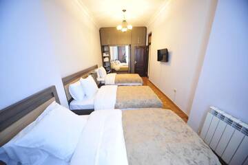 Фото номера Семейный номер с видом на сад Гостевой дом Globus Hostel and Guest House Batumi г. Батуми 8