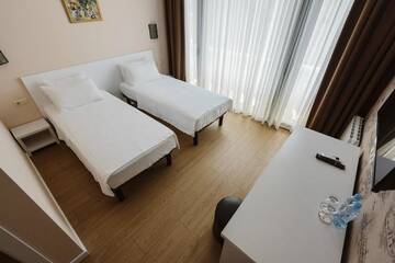 Фото номера Двухместный номер «Комфорт» с 2 отдельными кроватями Отель Piazza Inn г. Батуми 7