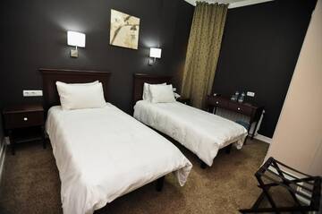 Фото номера Стандартный двухместный номер с 2 отдельными кроватями Отель Piazza Inn г. Батуми 6