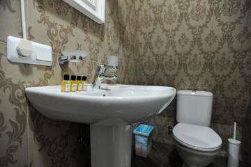 Фото номера Двухместный номер «Комфорт» с 2 отдельными кроватями Отель Piazza Inn г. Батуми 5
