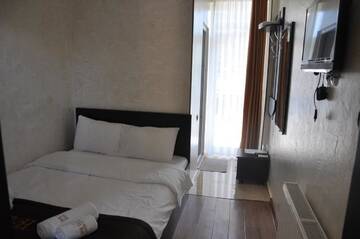Фото номера Небольшой одноместный номер Отель Beach House Hotel г. Батуми 5