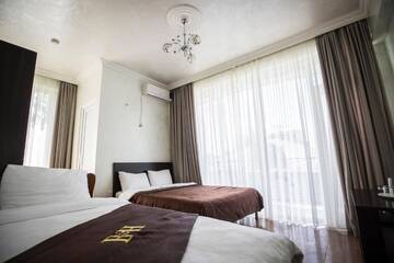 Фото номера Стандартный трехместный номер Отель Beach House Hotel г. Батуми 3