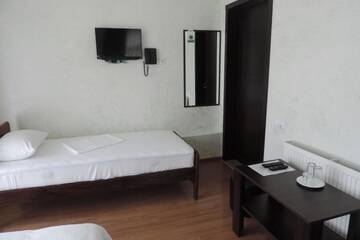Фото номера Стандартный трехместный номер Отель Beach House Hotel г. Батуми 4
