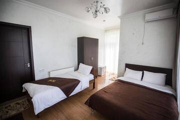 Фото номера Стандартный трехместный номер Отель Beach House Hotel г. Батуми 2
