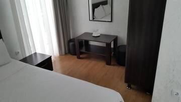 Фото номера Стандартный трехместный номер Отель Beach House Hotel г. Батуми 10