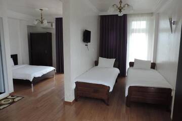 Фото номера Стандартный четырехместный номер Отель Beach House Hotel г. Батуми 6