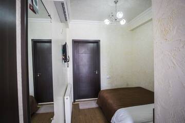 Фото номера Небольшой одноместный номер Отель Beach House Hotel г. Батуми 4
