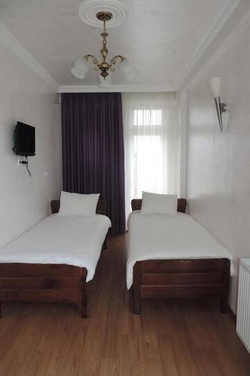 Фото номера Стандартный четырехместный номер Отель Beach House Hotel г. Батуми 12