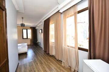 Фото номера Двухместный номер с 2 отдельными кроватями и видом на город Отель Hotel Phaliashvili г. Батуми 6