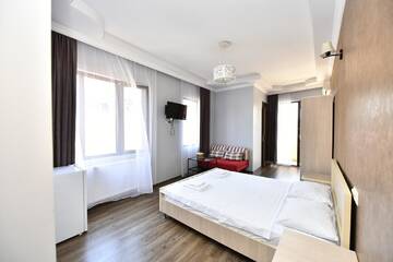 Фото номера Двухместный номер с 1 кроватью и балконом Отель Hotel Phaliashvili г. Батуми 6