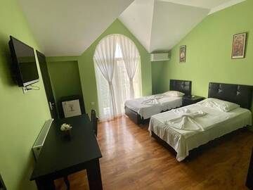 Фото номера Стандартный двухместный номер с 2 отдельными кроватями Отель Four Seasons Hotel г. Батуми 2