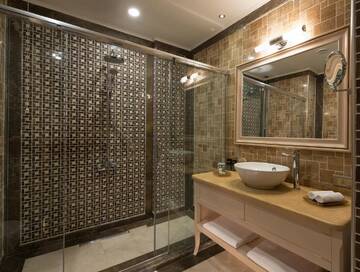 Фото номера Люкс с пакетом бизнес-услуг Отель Divan Suites Batumi г. Батуми 5