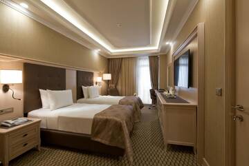 Фото номера Улучшенный номер с кроватью размера «king-size» Отель Divan Suites Batumi г. Батуми 3