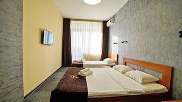 Фото номера Классический трехместный номер Отель Mardi Plaza Hotel г. Батуми 7