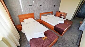 Фото номера Классический трехместный номер Отель Mardi Plaza Hotel г. Батуми 3