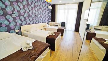 Фото номера Стандартный трехместный номер Отель Mardi Plaza Hotel г. Батуми 2