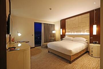 Фото номера Номер с кроватью размера «king-size» Отель Hilton Batumi г. Батуми 5