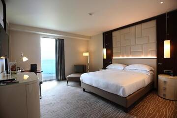 Фото номера Номер с кроватью размера «king-size» Отель Hilton Batumi г. Батуми 9