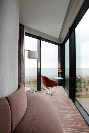 Фото номера Полулюкс с кроватью размера «king-size» и панорамным видом Отель Hilton Batumi г. Батуми 3
