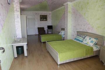 Фото номера Стандартный трехместный номер Отель M-Palace Hotel г. Батуми 20