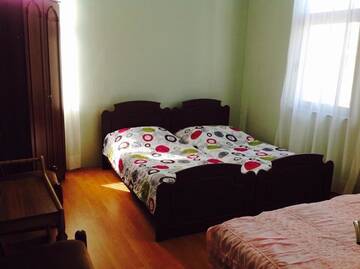 Фото номера Стандартный трехместный номер с видом на море Гостевой дом Natalia Guest House г. Батуми 4