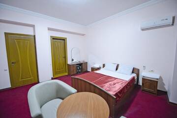 Фото номера Полулюкс с балконом Отель Hotel Old Town г. Батуми 2