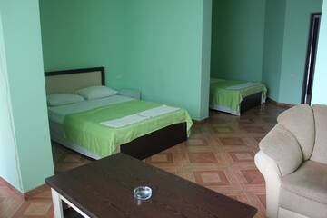 Фото номера Трехместный номер с балконом Отель Hotel Kazbegi г. Батуми 2