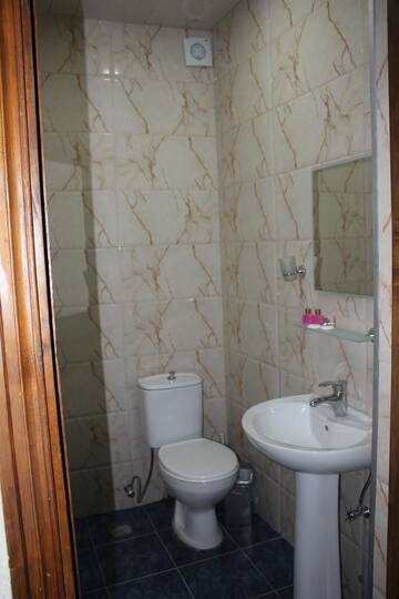 Фото номера Трехместный номер с балконом Отель Hotel Kazbegi г. Батуми 4