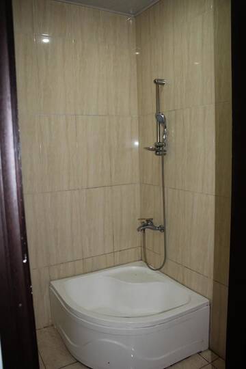 Фото номера Двухместный номер с 2 отдельными кроватями и балконом Отель Hotel Kazbegi г. Батуми 2