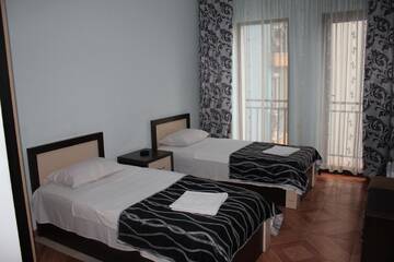 Фото номера Двухместный номер с 2 отдельными кроватями и балконом Отель Hotel Kazbegi г. Батуми 4