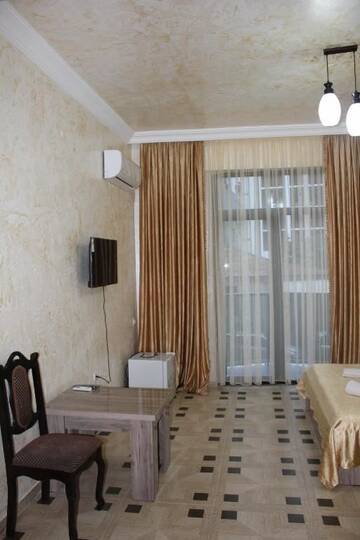Фото номера Двухместный номер с 1 кроватью и балконом Отель Hotel Kazbegi г. Батуми 7