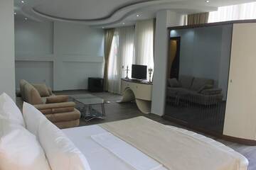 Фото номера Семейный номер с балконом Отель Light Palace Hotel г. Батуми 6