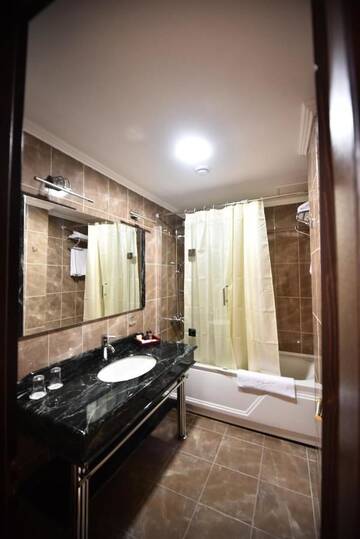 Фото номера Просторный двухместный номер с 2 отдельными кроватями Отель Era Palace Hotel г. Батуми 3