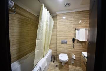 Фото номера Четырехместный номер Отель Era Palace Hotel г. Батуми 2
