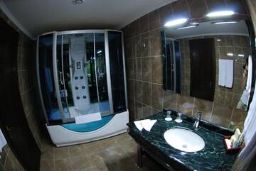Фото номера Люкс Отель Era Palace Hotel г. Батуми 2