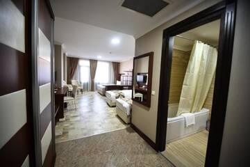 Фото номера Четырехместный номер Отель Era Palace Hotel г. Батуми 5