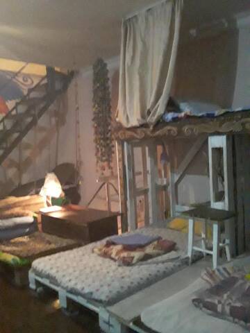 Фото номера Односпальная кровать в общем номере с 6 кроватями Хостелы Hostel Retro г. Батуми 3