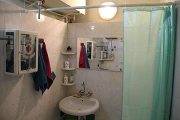 Фото номера Кровать в общем 6-местном номере для мужчин и женщин Хостелы Hostel Retro г. Батуми 5