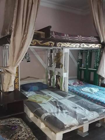 Фото номера Односпальная кровать в общем номере с 6 кроватями Хостелы Hostel Retro г. Батуми 12