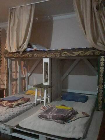 Фото номера Односпальная кровать в общем номере с 6 кроватями Хостелы Hostel Retro г. Батуми 2
