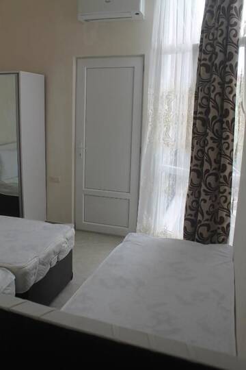 Фото номера Четырехместный номер с ванной комнатой Гостевой дом Rudi Guest House г. Батуми 23