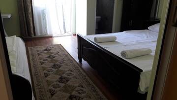Фото номера Трехместный номер с видом на море Загородные дома Hotel Lika г. Батуми 17