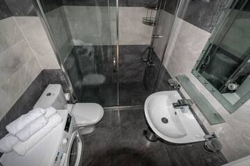 Фото номера Улучшенный двухместный номер с 1 кроватью Отель Orbi Sea Towers Hotel Official г. Батуми 8