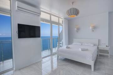 Фото номера Улучшенный двухместный номер с 1 кроватью Отель Orbi Sea Towers Hotel Official г. Батуми 6