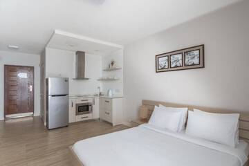 Фото номера Улучшенный двухместный номер с 1 кроватью Отель Orbi Sea Towers Hotel Official г. Батуми 9