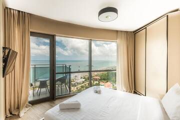 Фото номера Двухместный номер Делюкс с 1 кроватью и видом на море Отель Orbi Sea Towers Hotel Official г. Батуми 3