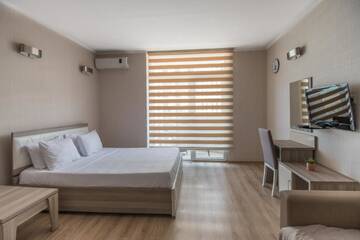 Фото номера Улучшенный двухместный номер с 1 кроватью Отель Orbi Sea Towers Hotel Official г. Батуми 3