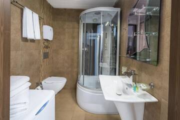 Фото номера Двухместный номер Делюкс с 1 кроватью и видом на море Отель Orbi Sea Towers Hotel Official г. Батуми 7